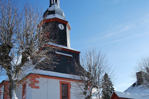Kirchengebäude im Winter
