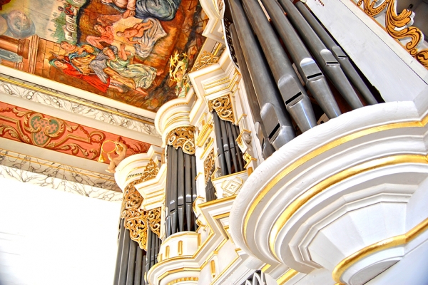 Orgel und Deckengemälde